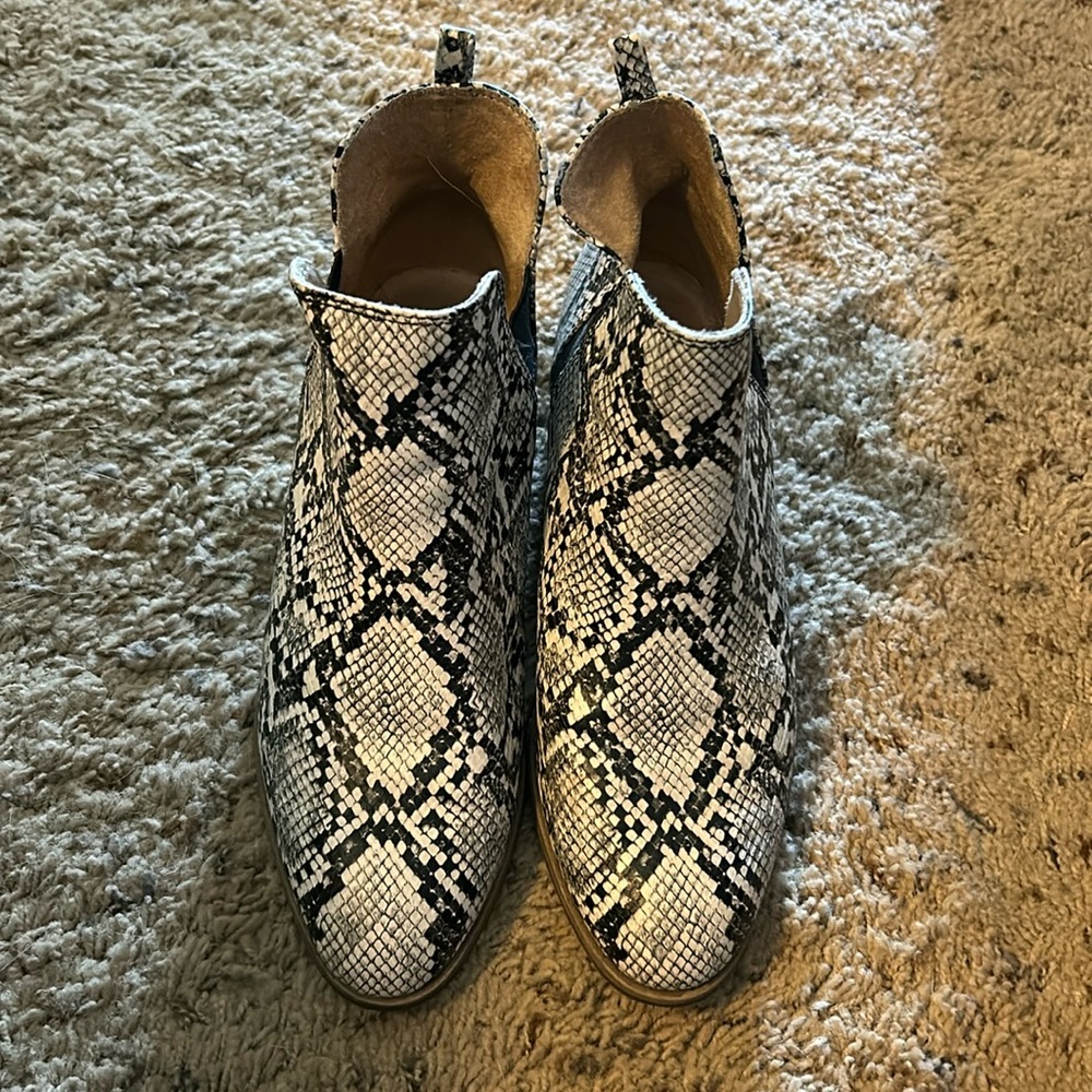 Snakeskin woman’s boot